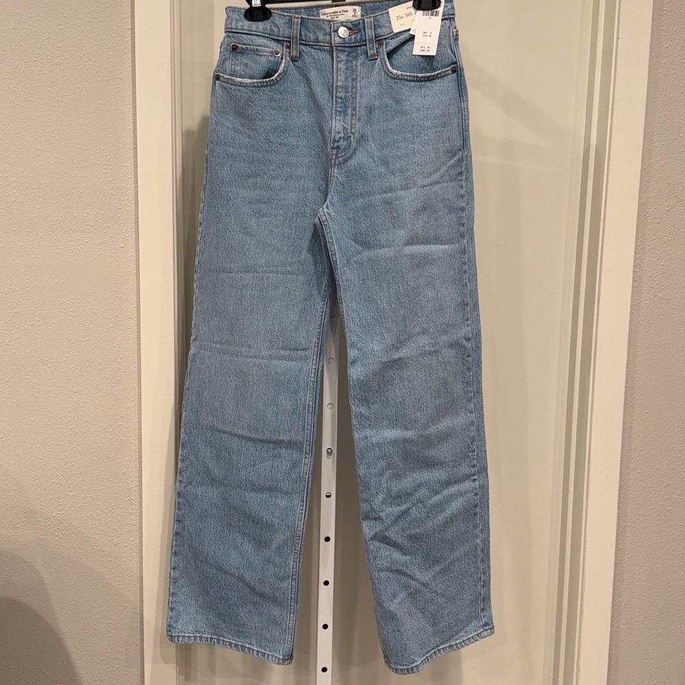 Abercrombie & Fitch 90s Relaxed Jeans High Rise Light Wash Size 26 NWT - Picture 3 of 9